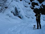 08 La cascata coperta da neve e ghiaccio